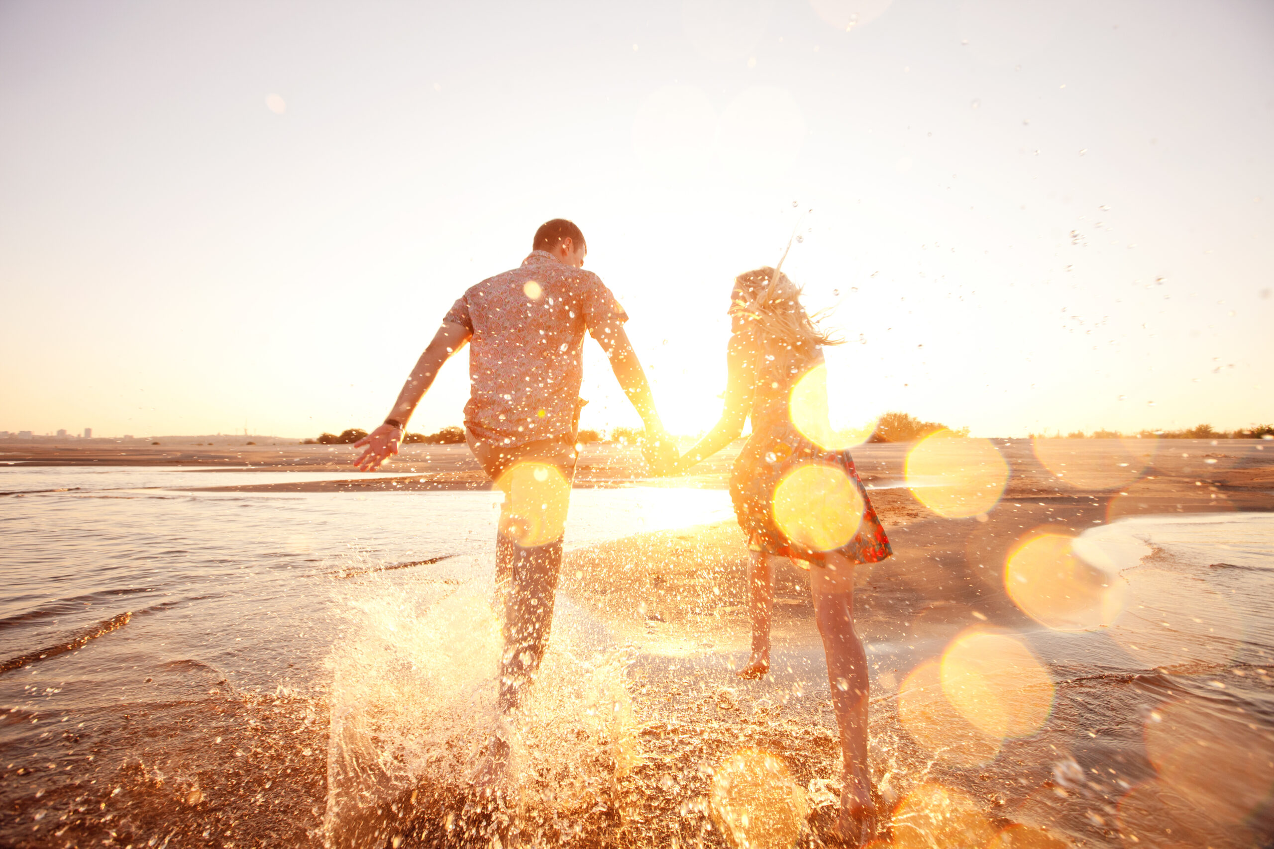 Happy,couple,running,on,the,beach